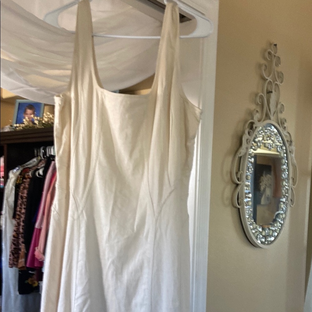 Elegant White Sleeveless Dress